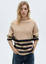 Sweater beige con cuello alto y rayas horizontales negras con hilo dorado.