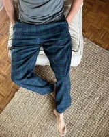 Pantalón de pijama de franela con diseño escocés, elástico en la cintura y dos bolsillos.