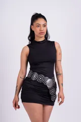 Minivestido negro ajustado, con cuello alto y sin mangas.