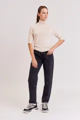 Pantalón de jean de tiro alto, corte mom, color gris oscuro con efecto lavado.