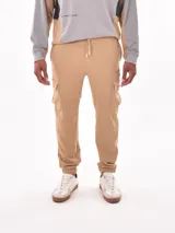 Jogging color tostado con detalles de diseño y ajuste en los tobillos.
