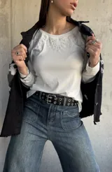 Remera blanca de algodón con cuello redondo y bordado con calados en el escote.