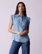 Blusa celeste sin mangas en tencel, marca Zac & Rachel. Cuello con solapa y abertura con botones. Mangas con frunces.