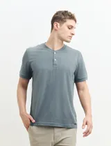 Remera manga corta con cuello redondo y tapeta con dos botones.