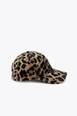 Gorra de sarga con estampado animal print de leopardo, con visera y ajuste trasero.