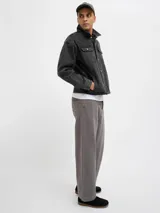 Jean de calce baggy de tiro alto, color gris. Diseño clásico de cinco bolsillos y cierre con botones. Pierna ancha desde el muslo hasta el ruedo para un fit relajado y actual. Lavado suave para mayor comodidad y acabado limpio. Marca Jack & Jones.