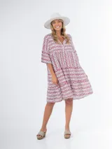 Maxi vestido de tela liviana con cuello mao y volados.