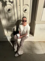 Remerón negro de morley viscosa, de corte holgado y mangas cortas.