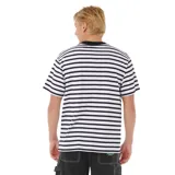 Remera a rayas horizontales blancas y negras con cuello redondo negro y logo estampado en el pecho.