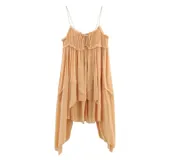 Vestido color durazno con breteles finos, escote con volados y corte irregular con ruedo asimétrico.