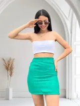 Conjunto de top bandeau y minifalda color negro.