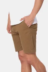 Bermuda color marrón confeccionada en algodón y spandex, con bolsillos laterales y traseros.