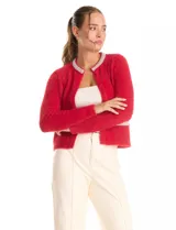 Chaqueta de mohair color rojo, con cuello redondo bordado con perlas y canutillos. Cierre frontal con broche interno, bolsillos simulados y apliques de brillos en la parte delantera.