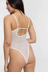 Body blanco de encaje con breteles finos regulables.