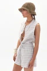 Short de lino a cuadros color beige y blanco, con cintura elastizada y lazo ajustable.