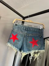 Short de jean de tiro alto con ruedo desflecado y dos estrellas rojas estampadas en la parte trasera.
