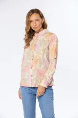 Camisa de manga larga con estampado floral en tonos rosa, naranja y lila. Confeccionada en lino y algodón, con cuello clásico, cierre frontal con botones y puños abotonados.