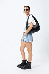 Short de jean gris oscuro con roturas y ruedo desflecado.