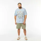Camiseta celeste de manga corta con cuello redondo y estampado de figuras humanas de colores al estilo de Keith Haring.