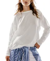 Remera blanca de manga larga, corte cuadrado y holgado.