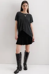 Blusa color beige de tejido de punto con lurex, de mangas cortas y corte holgado.