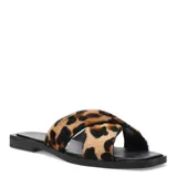 Sandalias Bottero con estampado animal print de leopardo, con tiras cruzadas y suela plana color negro.