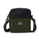 Morral de nylon color verde militar con detalles en negro. Tiene dos bolsillos externos con cierre y un bolsillo interno. Incluye correa larga regulable.