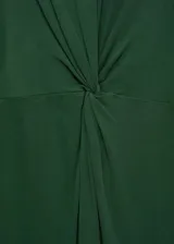 Vestido midi color verde oscuro, sin mangas y con cuello redondo. Presenta un drapeado en la parte delantera.