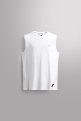 Musculosa deportiva blanca de tejido ligero y elástico con zonas perforadas para mayor transpirabilidad.