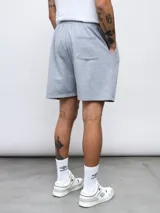 Bermuda deportiva negra de felpa con logo Umbro estampado en blanco en la pierna derecha.