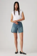 Short de jean celeste de tiro alto, corte holgado y largo a la rodilla.
