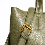 Cartera tipo tote grande color verde, confeccionada en cuero sintético. Tiene doble asa corta, correa larga regulable y desmontable, acceso superior abierto y herrajes plateados.