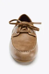 Zapato plano estilo náutico color marrón claro, con detalle fruncido en la parte delantera, suela a contraste y cierre mediante cordones.