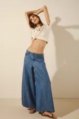 Pantalón de jean celeste de corte palazzo con pierna ancha.