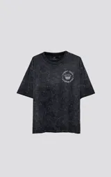 Remera negra con efecto nevado, de manga corta y cuello redondo, con calce oversize y estampa circular en el pecho con una corona y la leyenda 'Tarot Luxo La Emperatriz'.