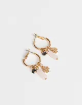Aros dorados tipo argolla con dije de trébol y piedra natural blanca.