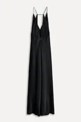 Vestido largo negro de estilo lencero, con escote en pico y tirantes finos cruzados en la espalda.