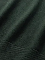 Buzo de algodón gris con escote en V y logo de Gap bordado en el pecho.