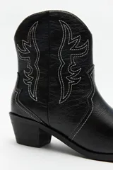 Botas texanas plateadas de caña baja con bordados negros a contratono y taco bajo.