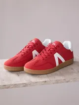 Championes rojos de cuero sintético con detalles en blanco y suela color caramelo.