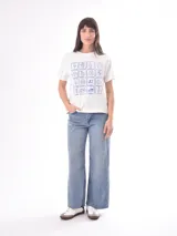 Remera rosa con estampado de labios rojos y texto con tipografía retro.