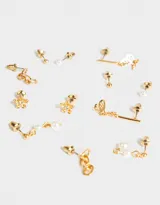 Set de seis pares de aros dorados con diferentes diseños: perlas, flores, mariposas y cadenas.