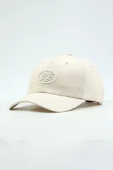 Gorra de béisbol color beige con logo bordado en el frente.