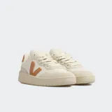 Championes Veja V-90 color blanco con detalles en cuero color caramelo.