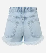 Short de jeans azul claro, modelo slim fit, con roturas y terminación deshilachada en el ruedo. Presenta tiro medio/alto con trabillas para cinturón y cierre frontal tradicional.