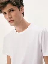 Remera azul marino de corte slim y mangas cortas.