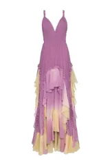Vestido largo lila con degradado amarillo, de tirantes retorcidos, busto plisado, escote cruzado, espalda descubierta y falda con volados.