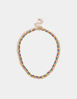 Set de dos collares cortos: uno con cadena de eslabones dorados y otro con mostacillas multicolores.