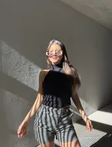 Short gris de ecocuero con tiro alto y cinturón.
