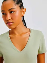 Camiseta rosa de manga corta con cuello en V y corte entallado.